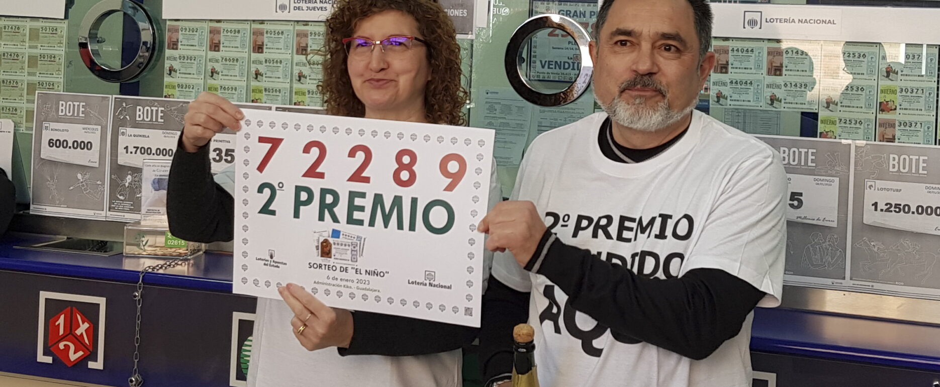 Vista de la celebración en la administración número 10 de Guadalajara con su propietario, Juan Francisco Torres (d), este viernes, que ha vendido parte del segundo premio de la lotería de "El Niño". EFE/Beatriz Retuerta.