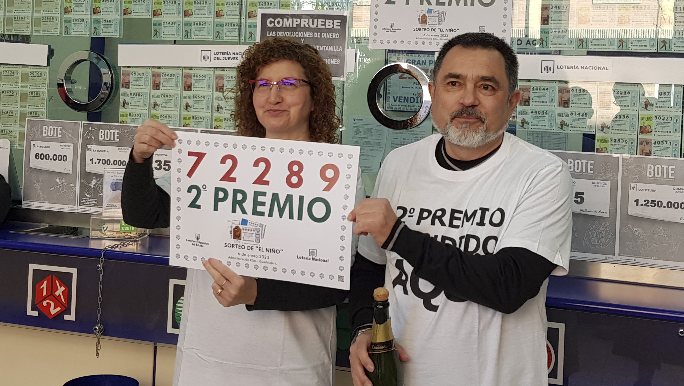 Vista de la celebración en la administración número 10 de Guadalajara con su propietario, Juan Francisco Torres (d), este viernes, que ha vendido parte del segundo premio de la lotería de "El Niño". EFE/Beatriz Retuerta.