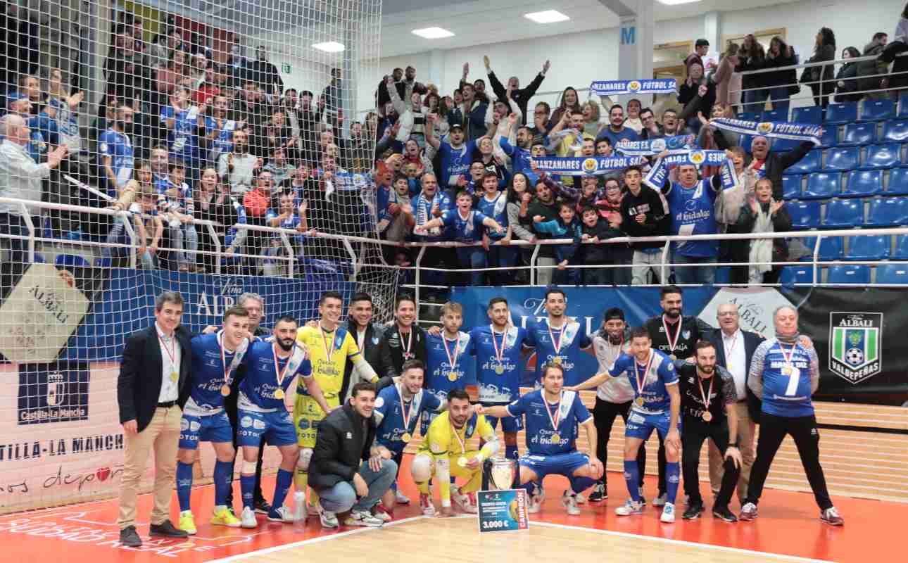 Los Jugadores Manzanares Quesos El Hidalgo celebran el título junto a su afición.