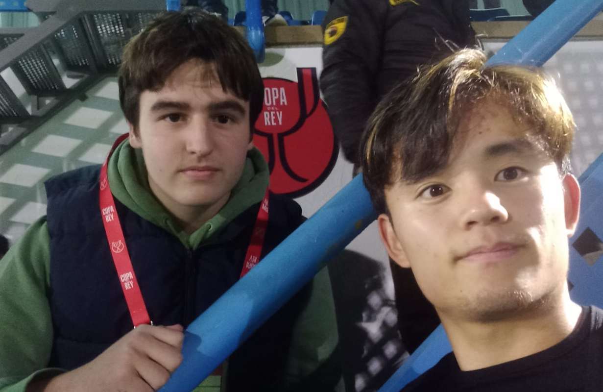 El joven perodista posa con el futbolista Kubo.