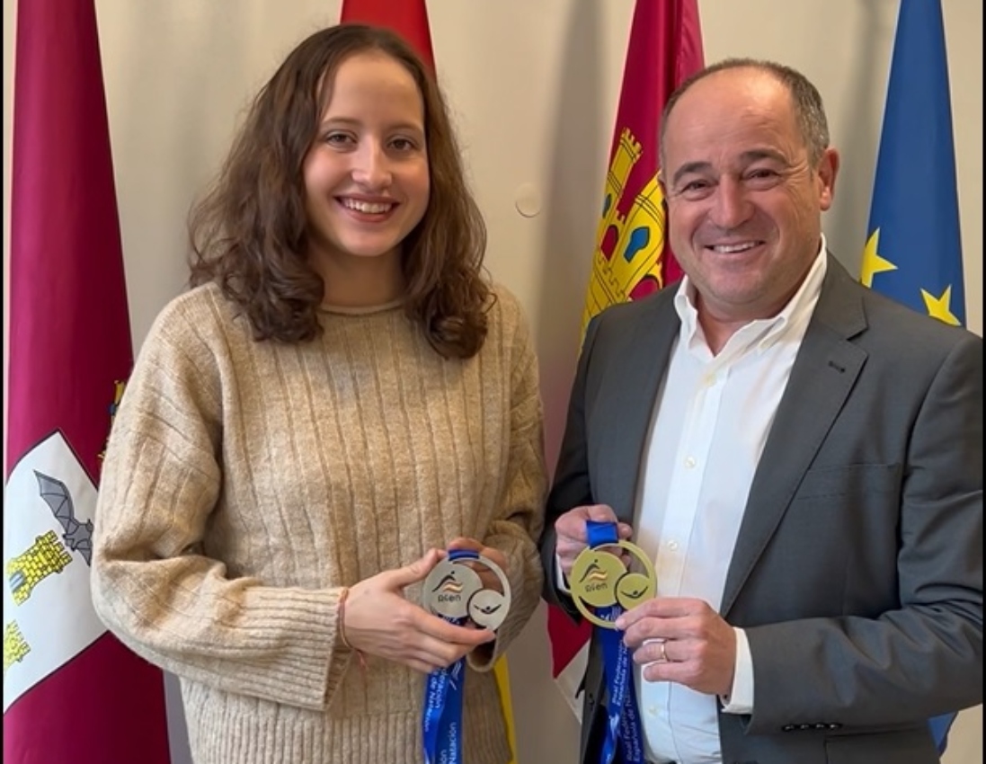 El alcalde de Albacete, Emilio Sáez, felicita a la nadadora Marta Carmona tras proclamarse subcampeona de España.