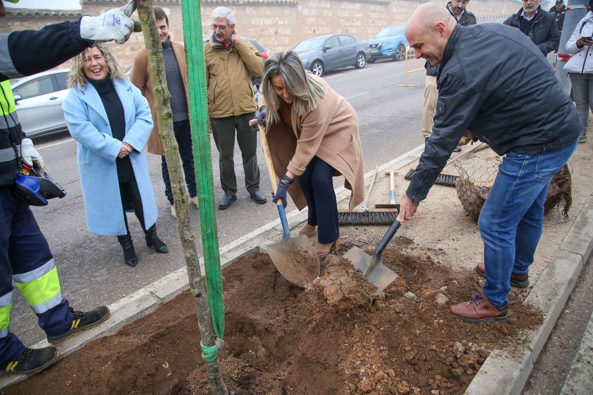 La alcaldesa, colaborando en los trabajos en la mediana de la avenida de Francia.