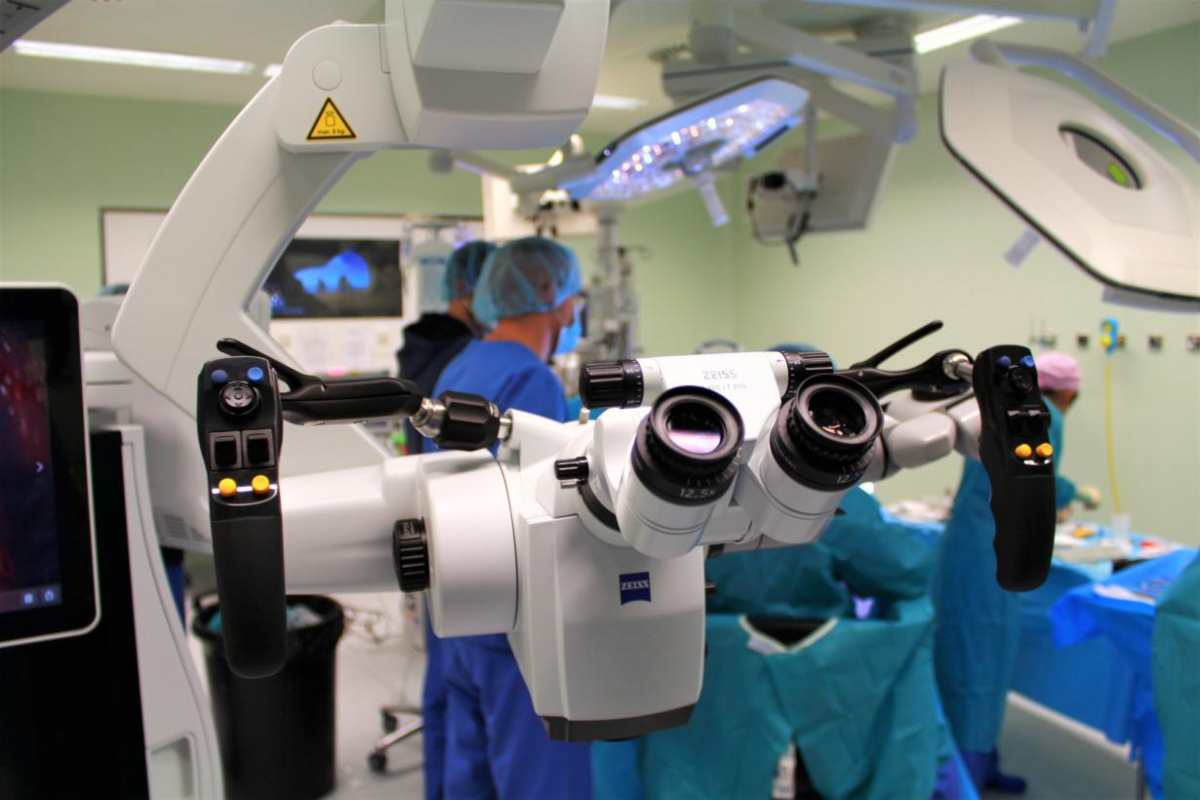 Con este nuevo microscopio, mejora el servicio de Neurocirugía en el hospital de Toledo.