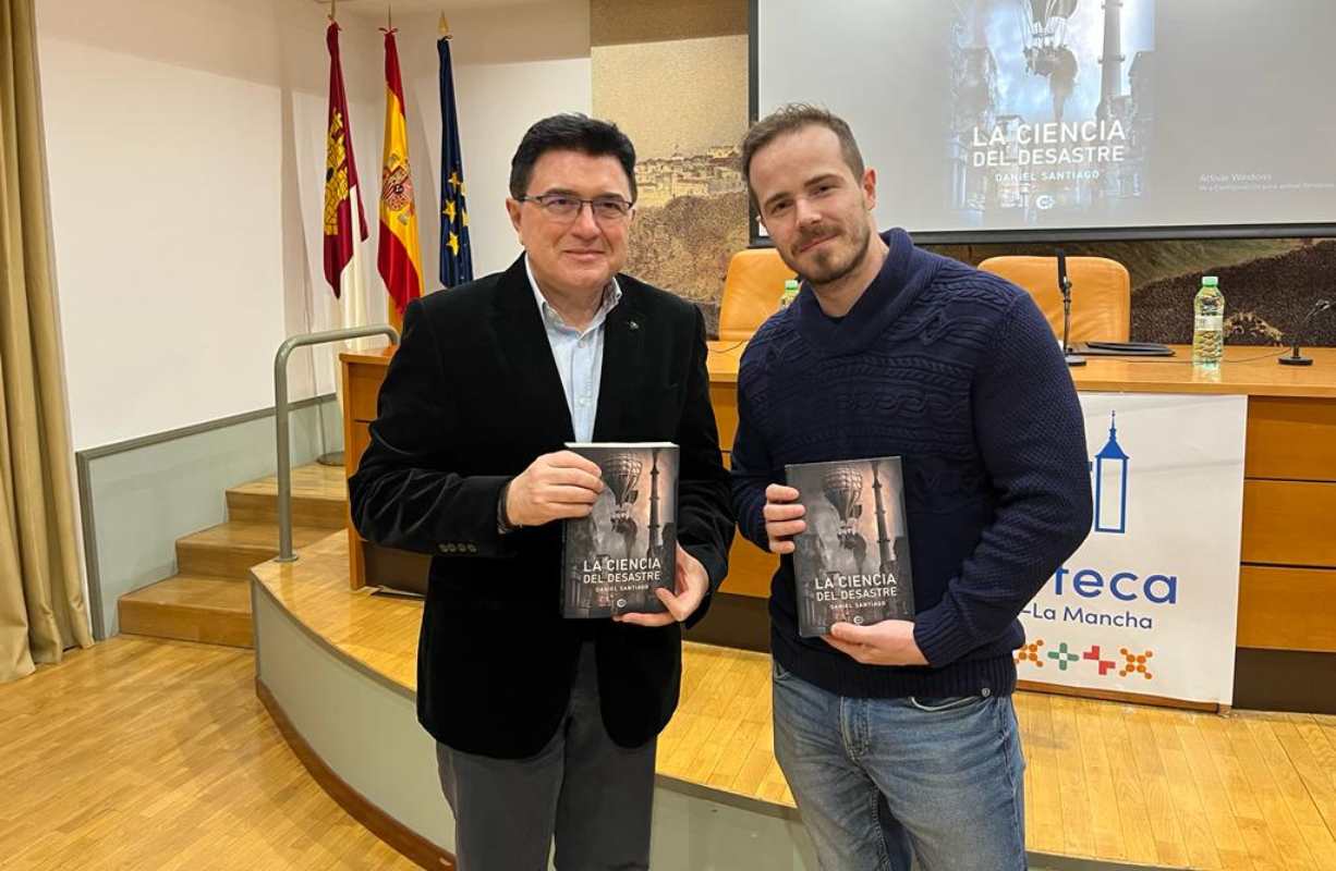 Teo García (izquierda) presentó la primera novela de Daniel Santiago.