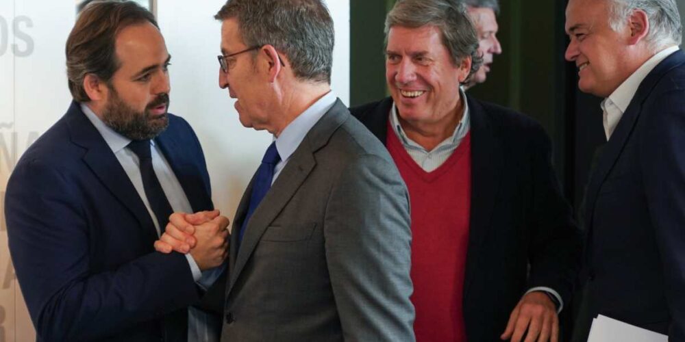 Paco Núñez, hablando con el presidente nacional del PP, Alberto Núñez Feijoo, en el Comité Nacional del PP.