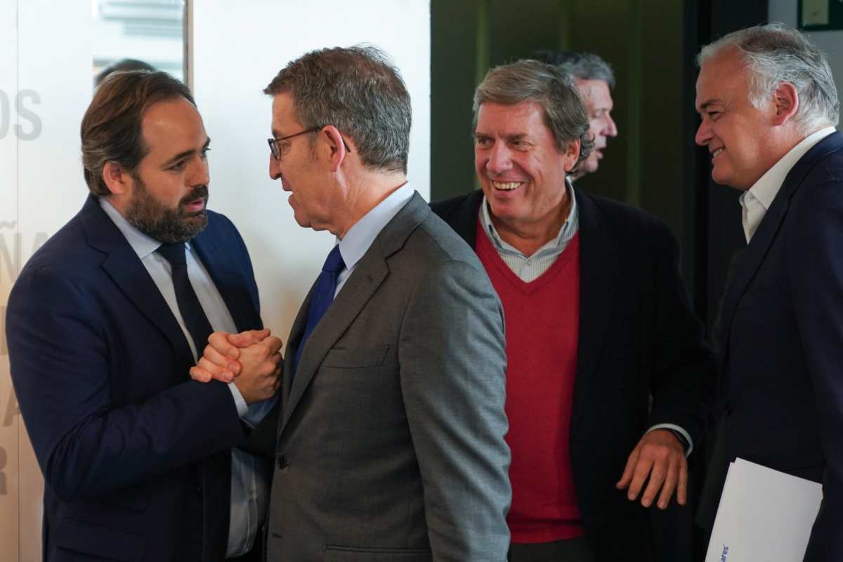 Paco Núñez, hablando con el presidente nacional del PP, Alberto Núñez Feijoo, en el Comité Nacional del PP.