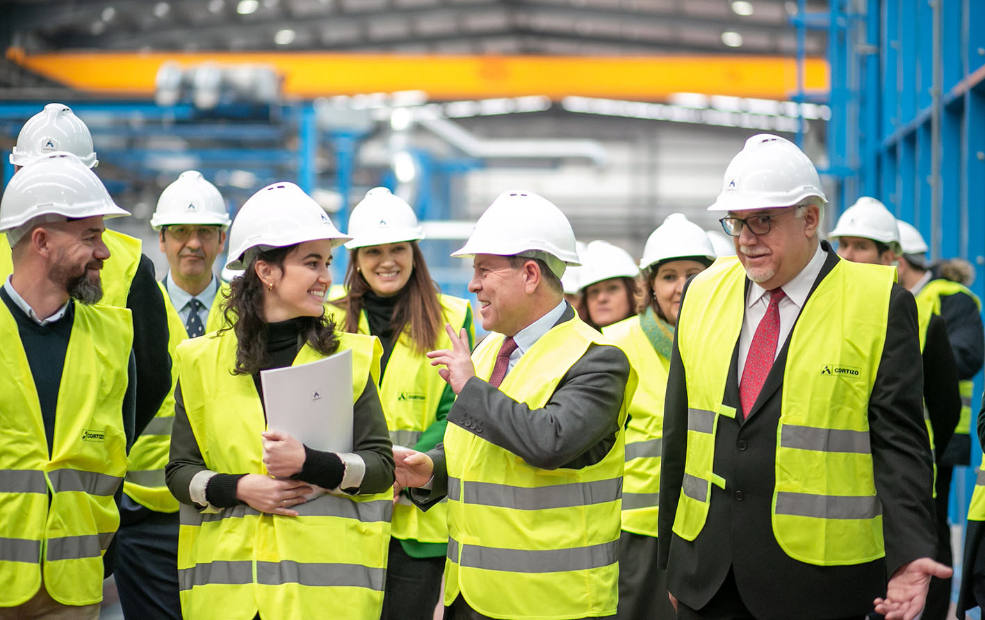 Emiliano García-Page, durante su visita a la ampliación de las instalaciones de la compañía Cortizo, en Manzanares (Ciudad Real).