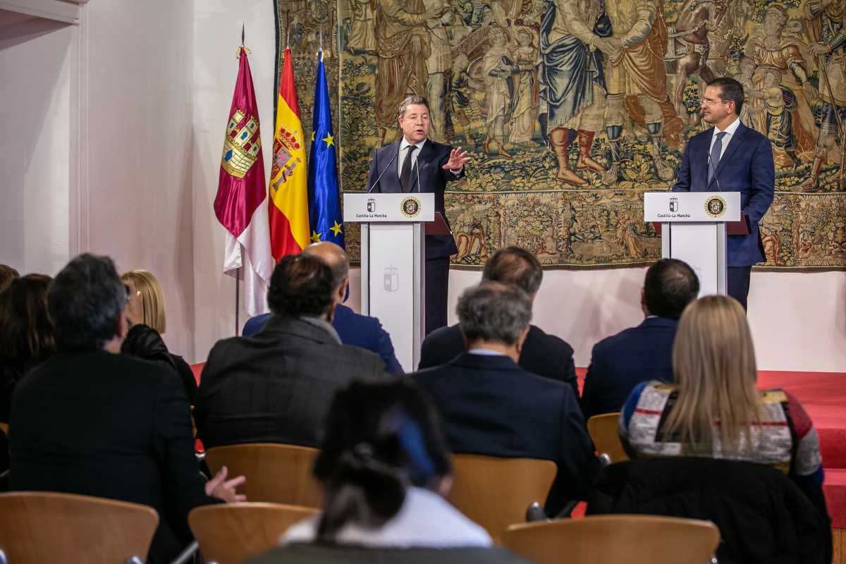 El presidente de Castilla-La Mancha, Emiliano García-Page, Junto al embajador de Puerto Rico, Pedro Pierlousi.