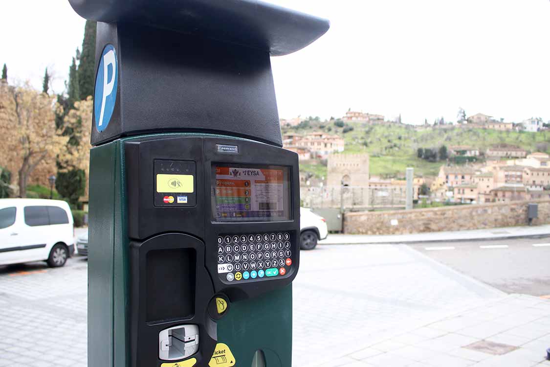 Una de las formas para pagar la renovación de la ORA en Toledo es en el mismo parquímetro. Foto: Sara M. Trevejo.