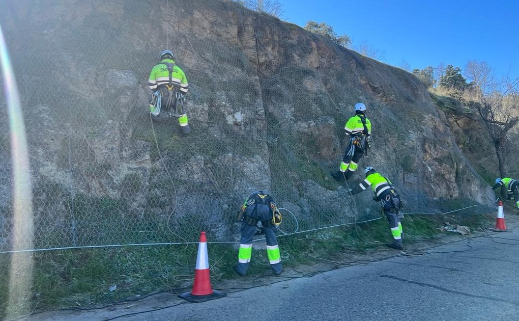 Colocación de una malla metálica en el Paseo de Cabestreros.