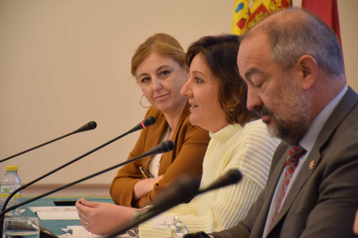 En el centro, la consejera de Economía, Empresas y Empleo de Castilla-La Mancha, Patricia Franco.