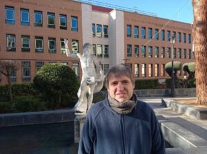 Alfredo Vicente Ruano junto a la estatua de Neptuno en el Jardinillo