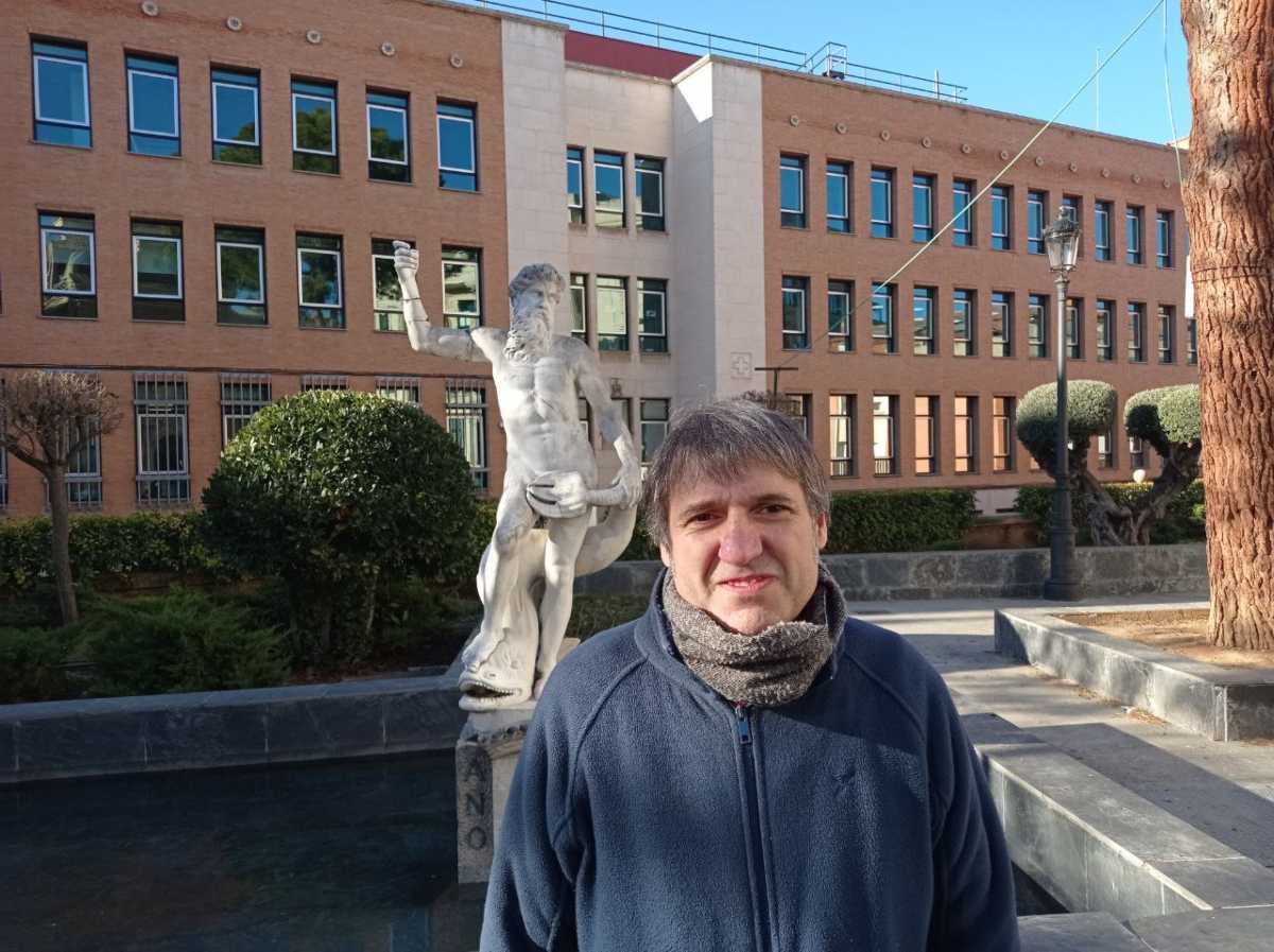 Alfredo Vicente Ruano junto a la estatua de Neptuno en el Jardinillo