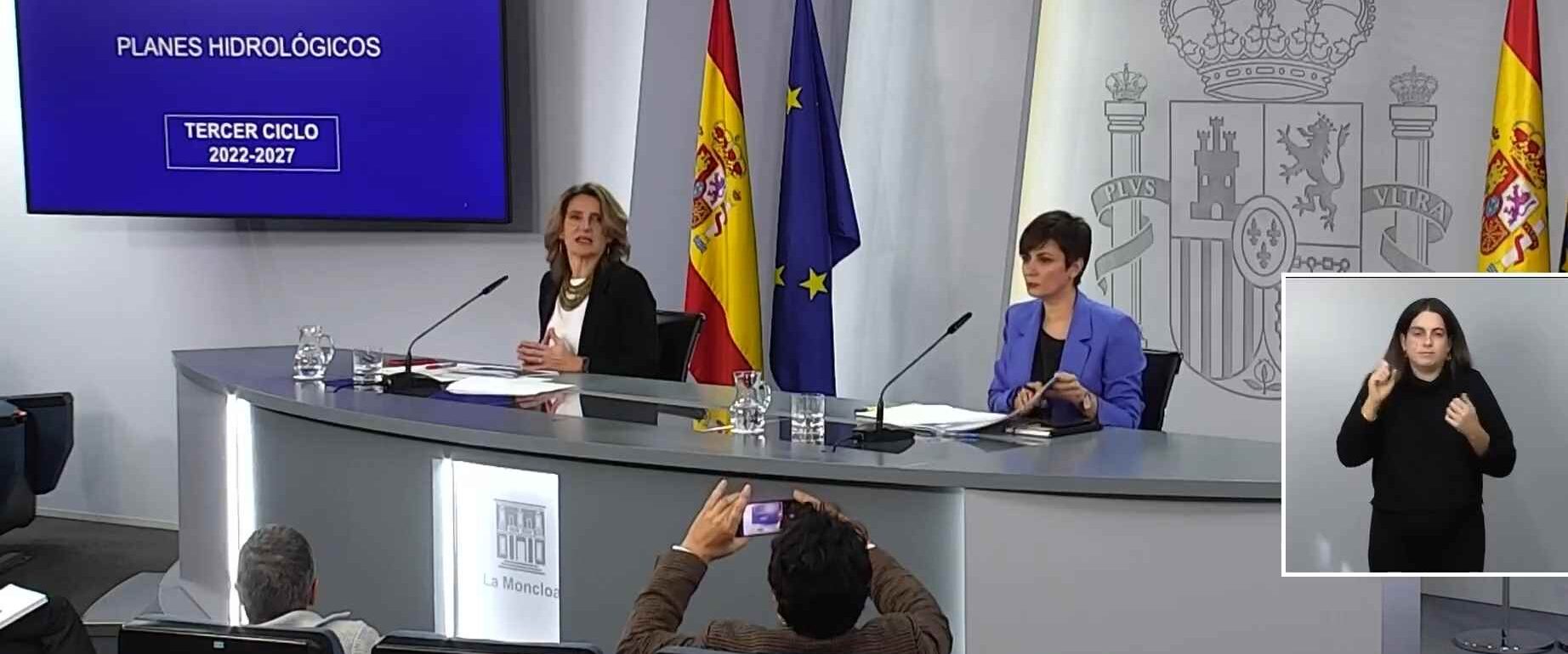 La vicepresidenta para la Transición Ecológica, Teresa Ribera, y la portavoz del Gobierno, Isabel Rodríguez.