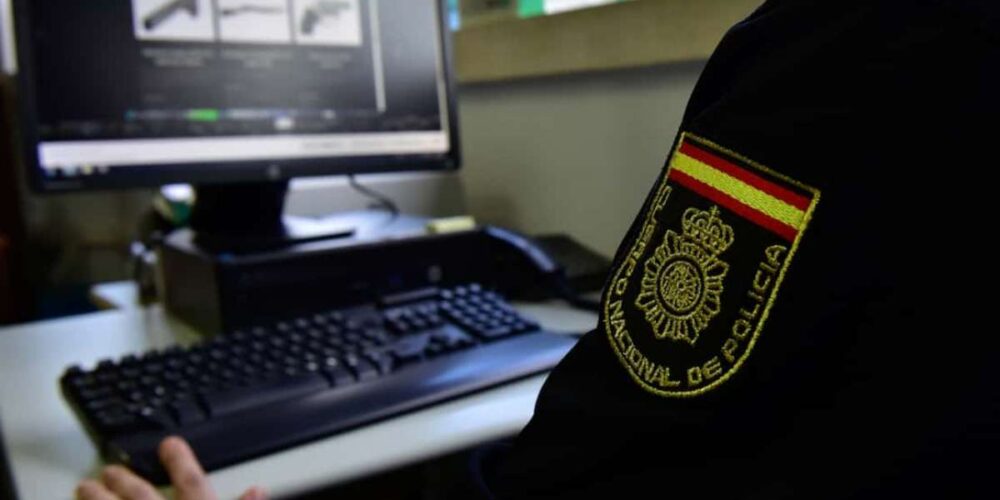 policia-delito-informatico-pc-red