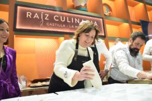 La consejera de Economía, Empresas y Empleo, Patricia Franco, en el estand de Raíz Culinaria de Madrid Fusion.