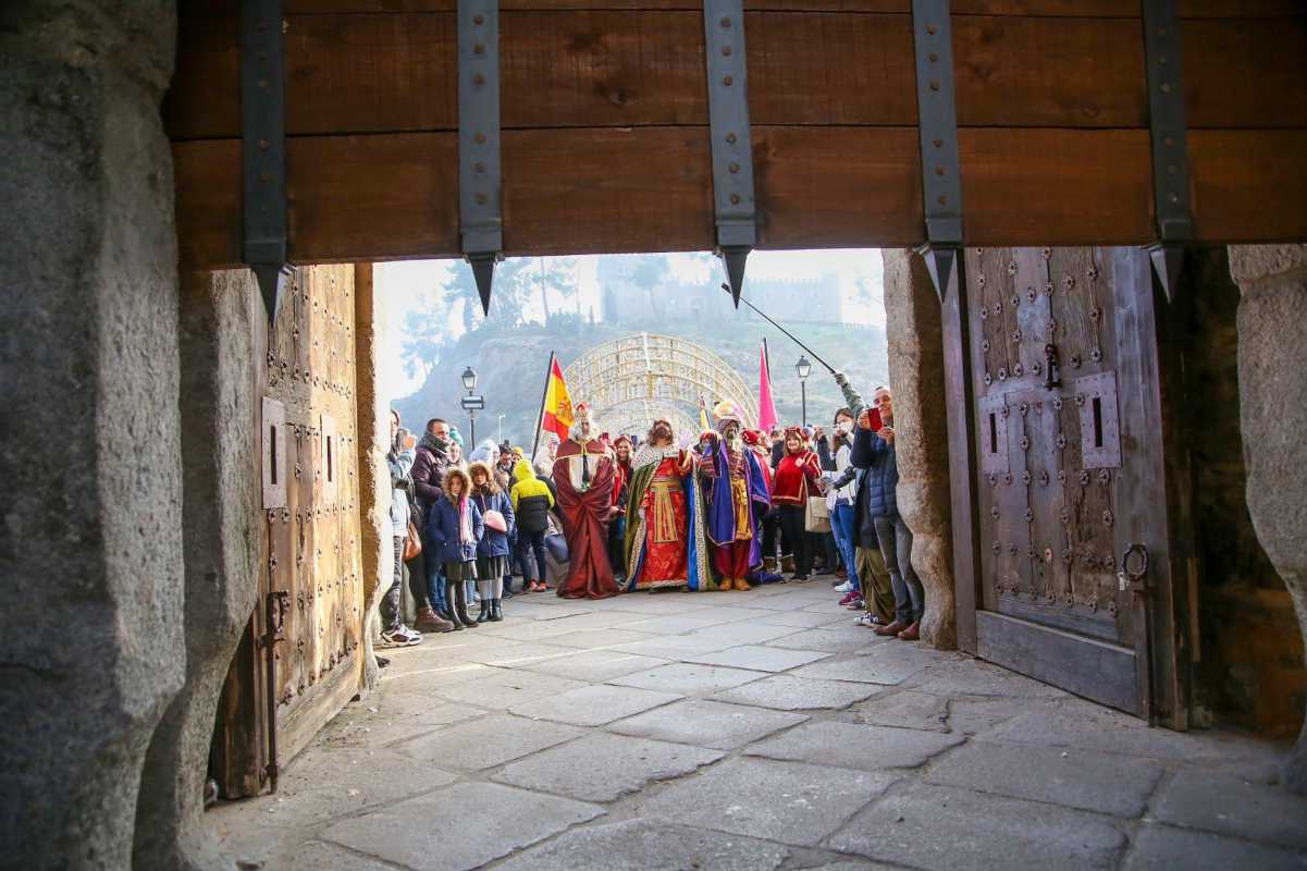 Izado del rastrillo del puente de Alcantara para recibir a los Reyes Magos en Toledo.