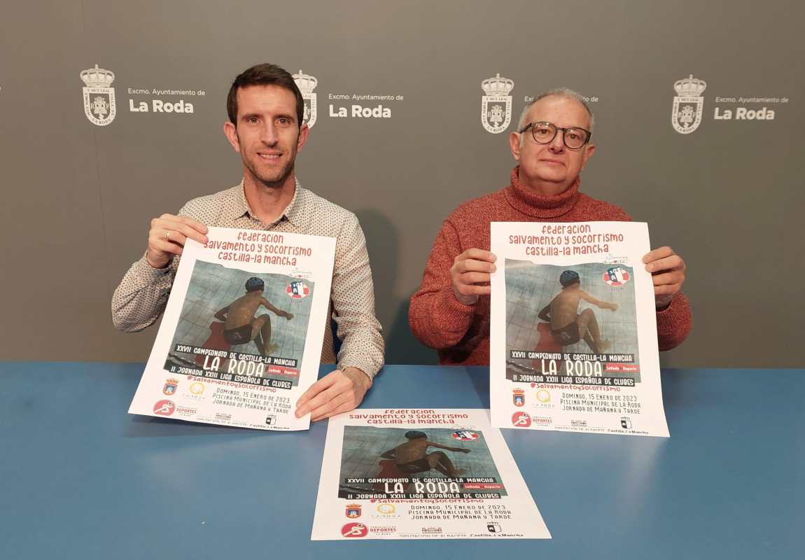 Javier Escribano (izquierda) y Javier Moreno, en la presentación del Regional de salvamento y socorrismo en La Roda.