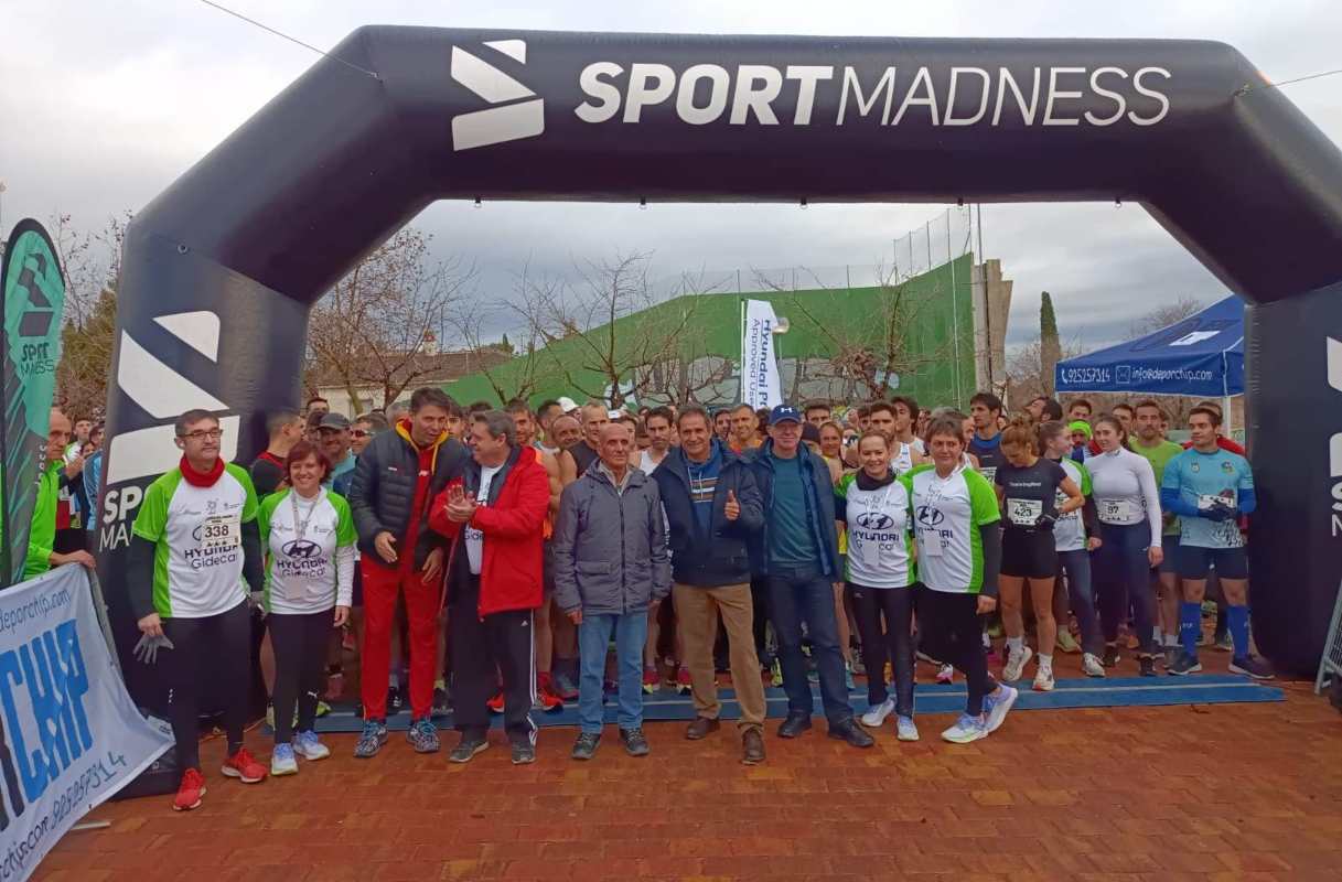 Foto de familia en la salida de la Carrera del Roscón de Cobisa.