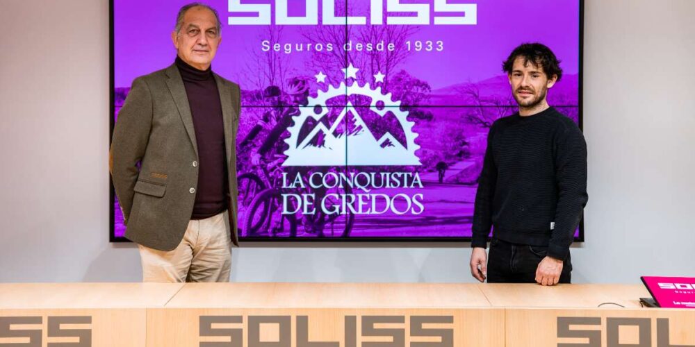 Firma del acuerdo de patrocinio al que asistieron Celedonio Morales (izquierda), patrono de la Fundación Soliss, y David García Núñez, organizador de la carrera.