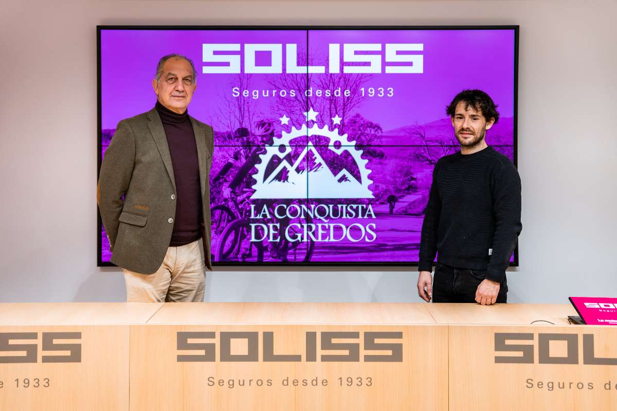 Firma del acuerdo de patrocinio al que asistieron Celedonio Morales (izquierda), patrono de la Fundación Soliss, y David García Núñez, organizador de la carrera.