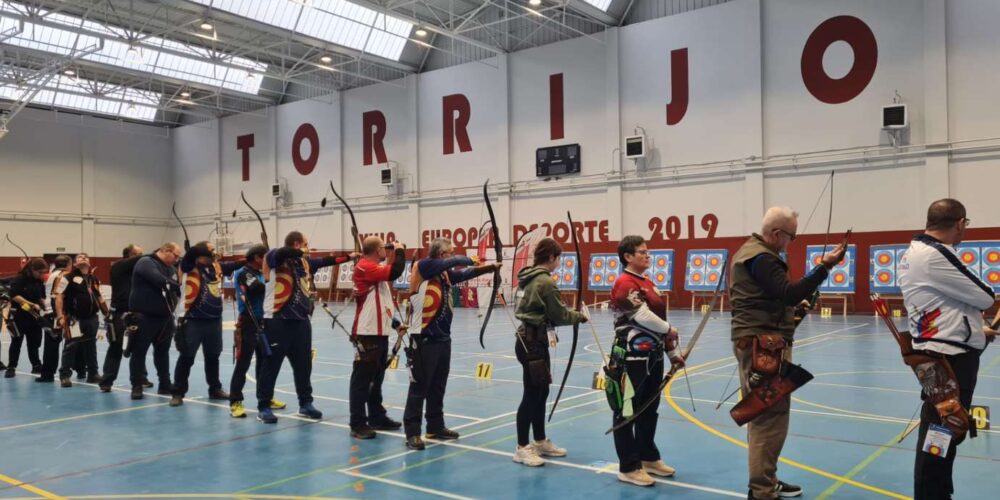 Un momento del Regional de tiro con arco en sala celebrado en Torrijos.