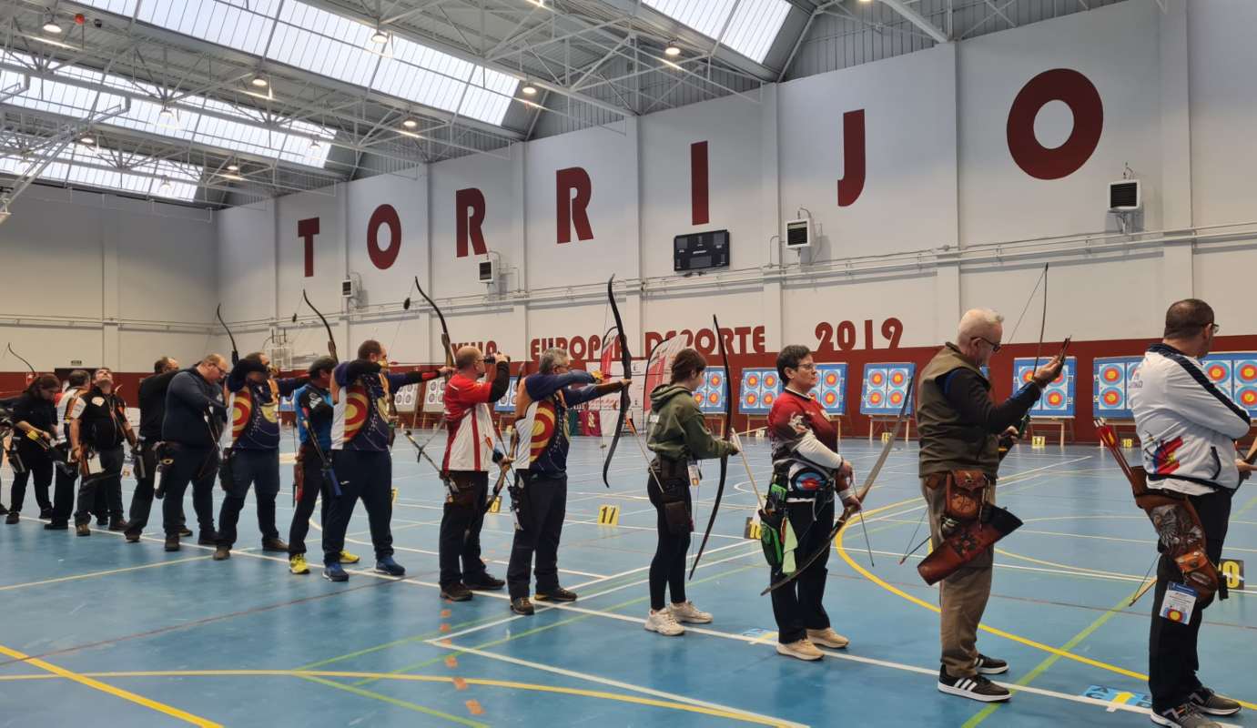 Un momento del Regional de tiro con arco en sala celebrado en Torrijos.