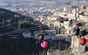 A 80 kilómetros por hora sobre las Casas Colgadas, en Cuenca.