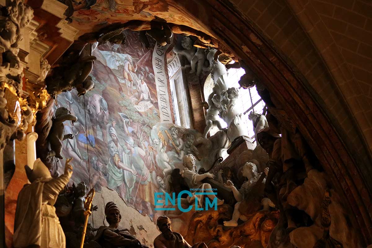 Transparente de la Catedral de Toledo. Arreglada la techumbre exterior, ahora hay que acometer la restauración de las pinturas. Foto: Sara M. Trevejo.