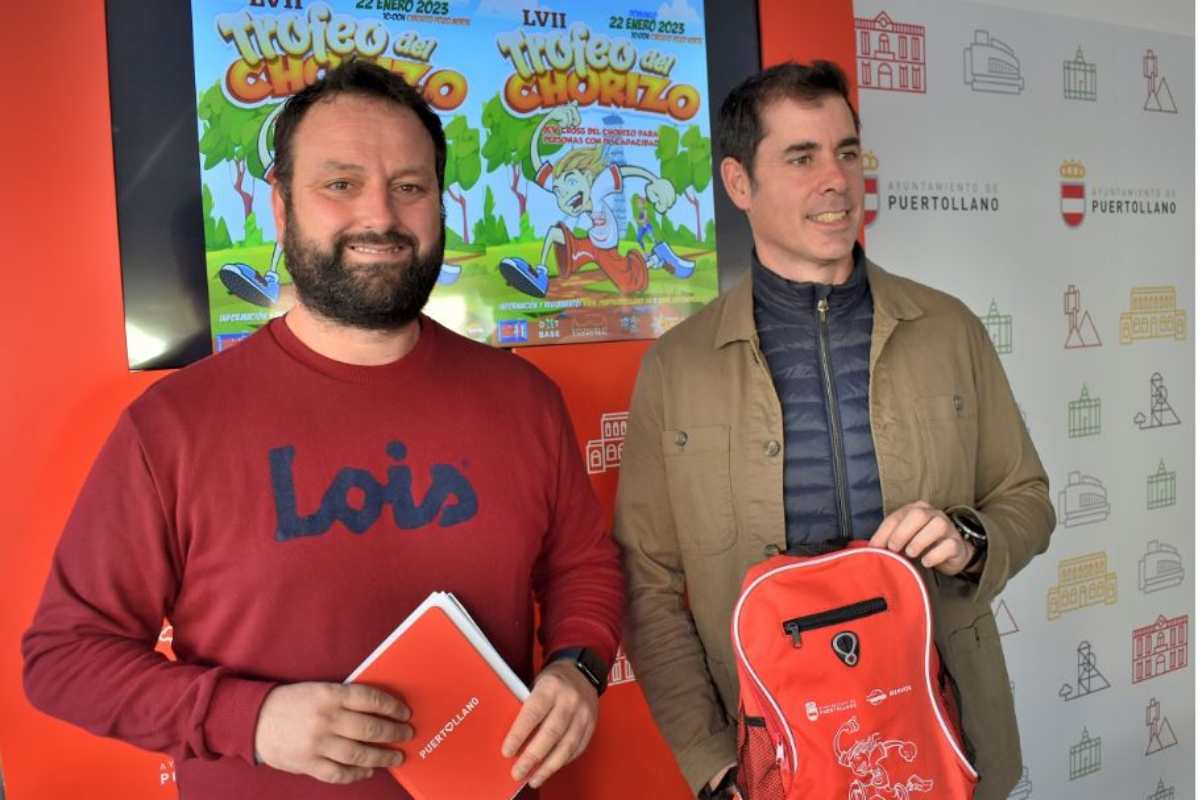 Jesús Caballero (izquierda) y Jesús Bermejo, presentando la Carrera del Chorizo. Foto: Ayuntamiento de Puertollano.