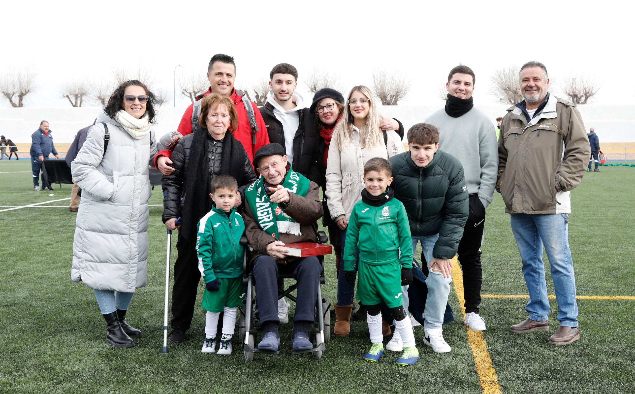 "El Prado" se vistió de gala para inaugurar el campo reformado.