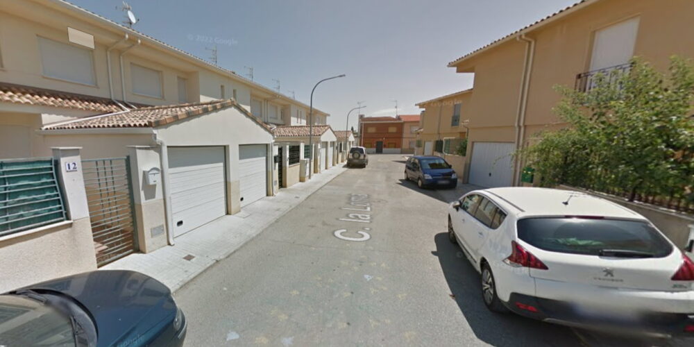 Calle La Loma, en Villatobas, en una de cuyas viviendas tuvo lugar el incendio. Foto: Google Maps.