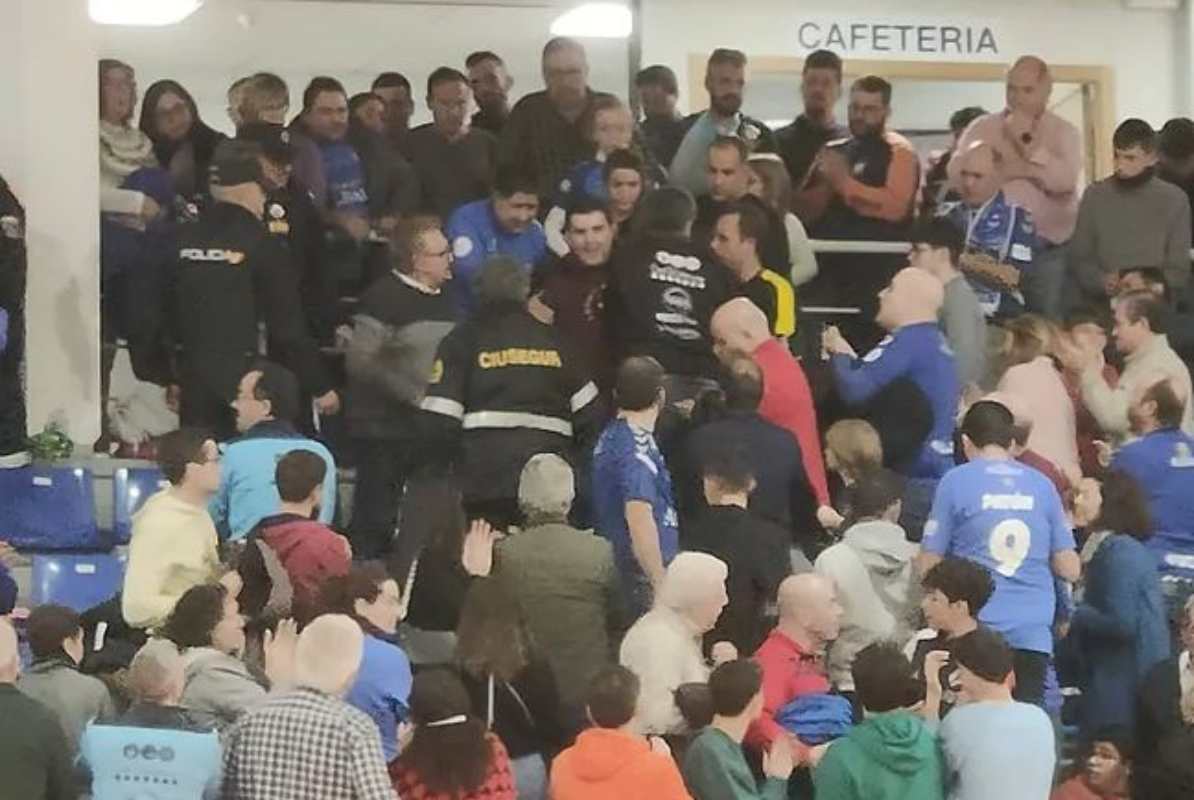 Susto que no pasó a mayores en el partido del Viña Albali Valdepeñas-Levante. Foto: Viña Albali Valdepeñas.