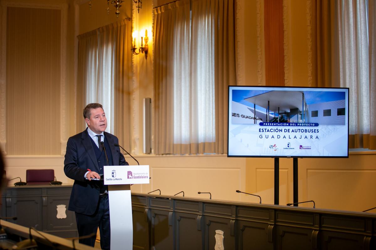 Emiliano García-Page, presidente de Castilla-La Mancha durante la presentación de la remodelación de autobuses de Guadalajara