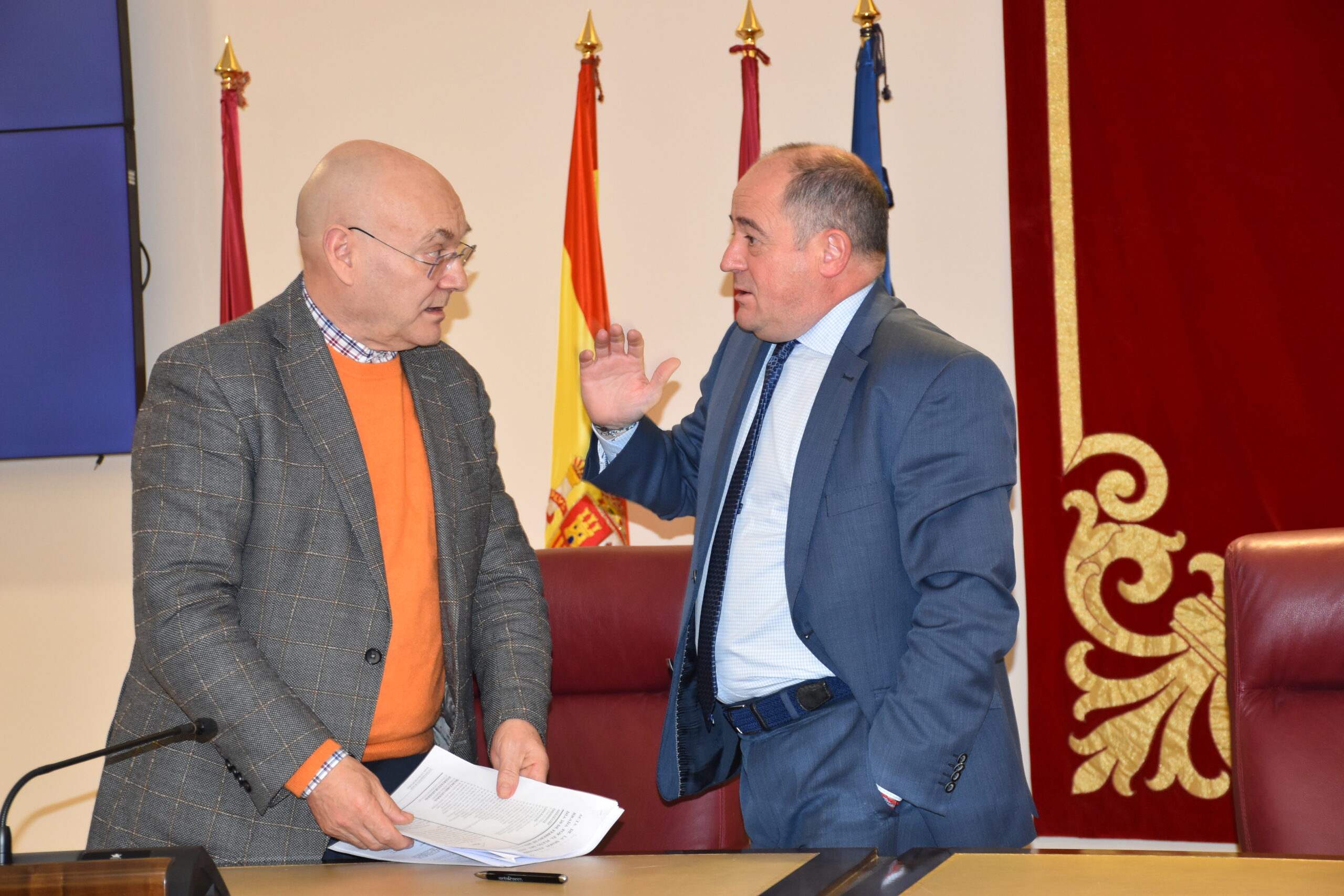 El alcalde de Albacete, Emilio Sáez, durante el Pleno Extraordinario que ha tenido lugar este lunes en el Ayuntamiento.