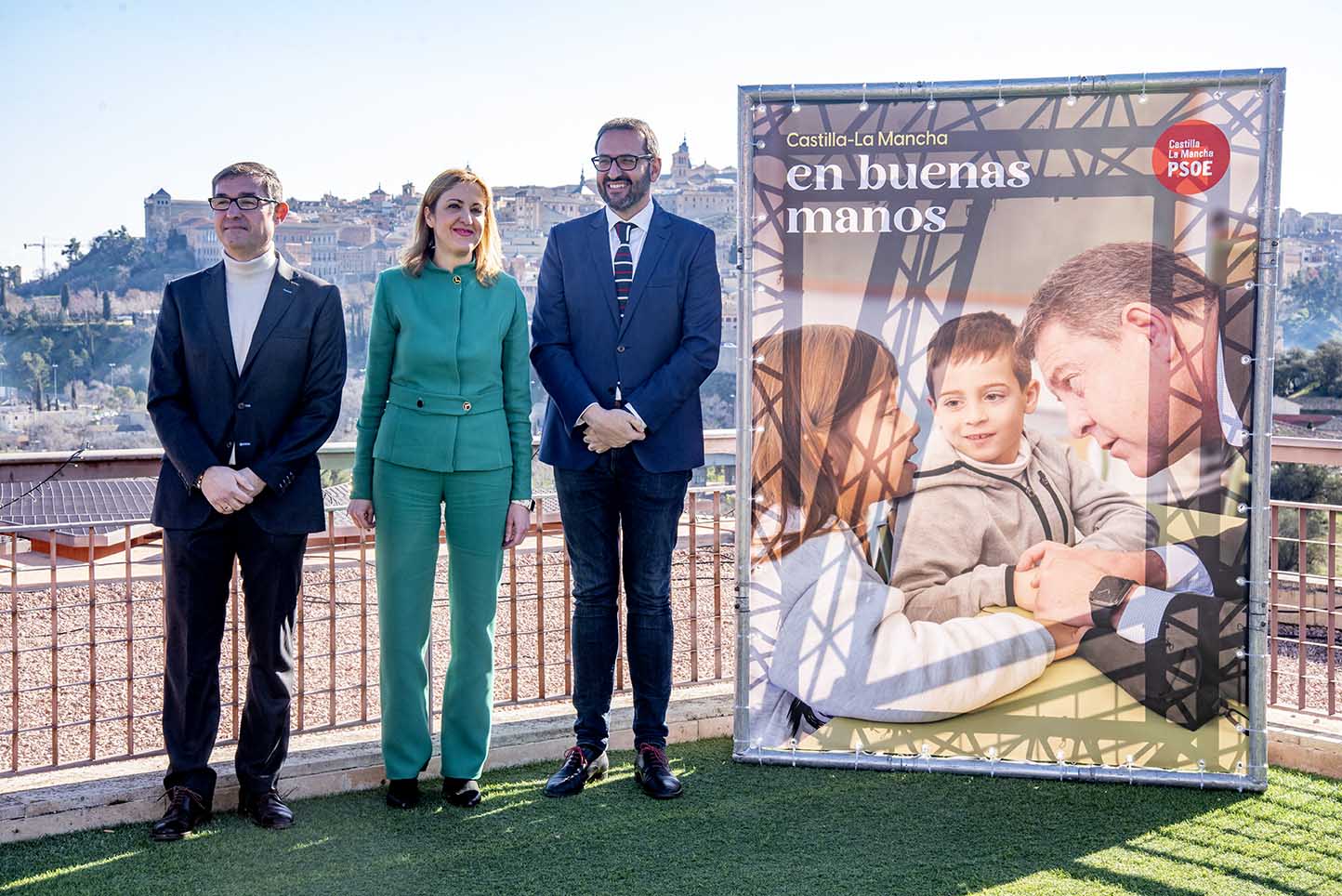 De izquierda a derecha, Fernando Muñoz, secretario de Acción Electoral del PSOE, de CLM, Cristina Maestra, portavoz regional del partido, y Sergio Gutiérrez, secretario de Organización. Foto: Rebeca Arango.