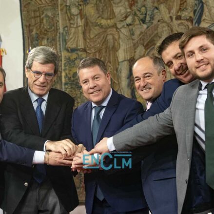 Firma del protocolo de la plataforma logística intermodal de Albacete. Foto: Rebeca Arango