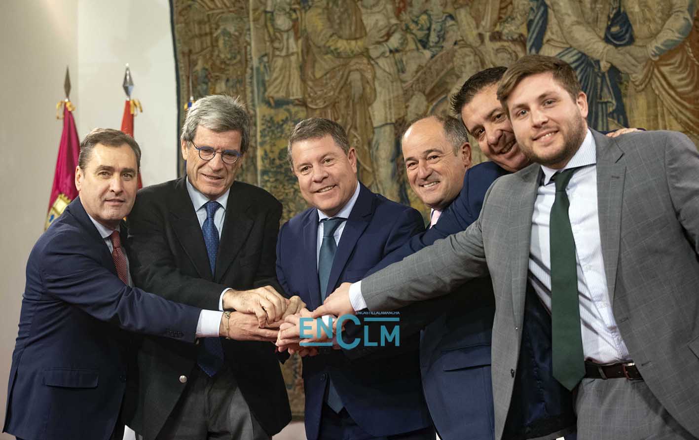 Firma del protocolo de la plataforma logística intermodal de Albacete. Foto: Rebeca Arango