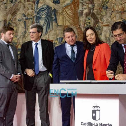 Firma del protocolo de la plataforma logística intermodal de Alcázar.