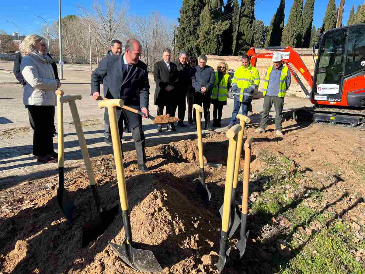 Alberto Rojo, alcalde de Guadalajara, pone la primera piedra del aparcamiento disuasorio en la calle Hermanos Fernández Galiano