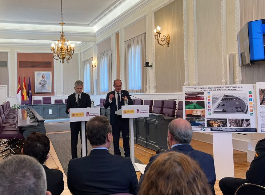 Fernando Grande-Marlaska, Ministro del Interior junto al alcalde de Guadalajara, Alberto Rojo, en la presentación del proyecto del cuartel del G.E.O.