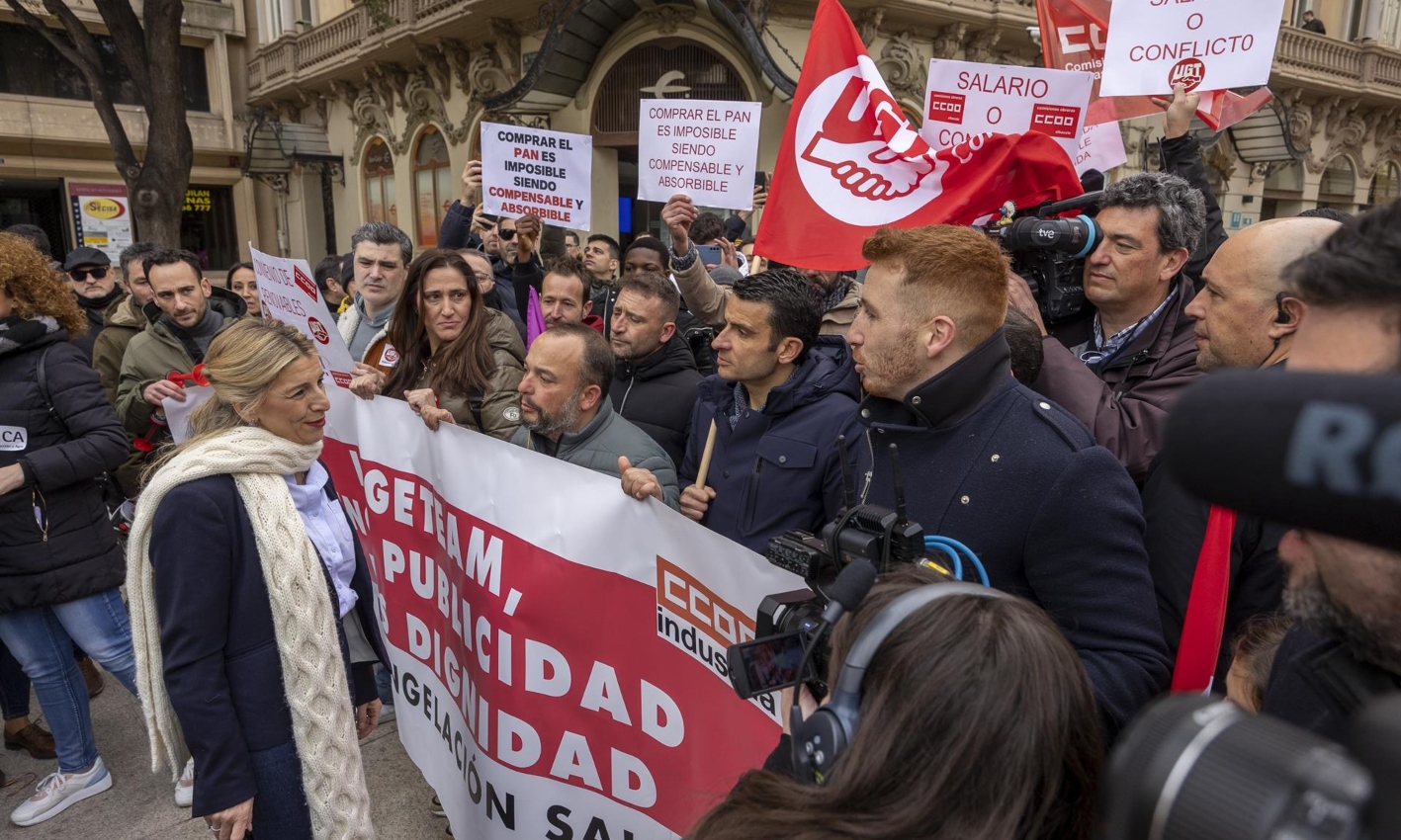 La ministra de Trabajo y Economía Social, Yolanda Díaz, hablando con trabajadores de Ingeteam en Albacete. - EUROPA PRESS/LUIS VIZCAÍNO