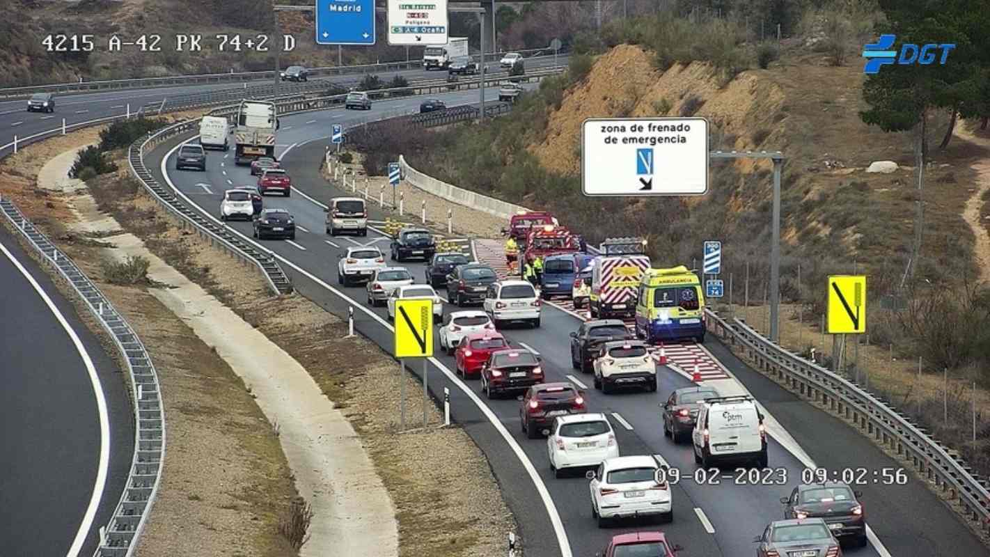 Retención en la bajada de las Nieves debido a un accidente en el que se han visto implicados tres vehículos.