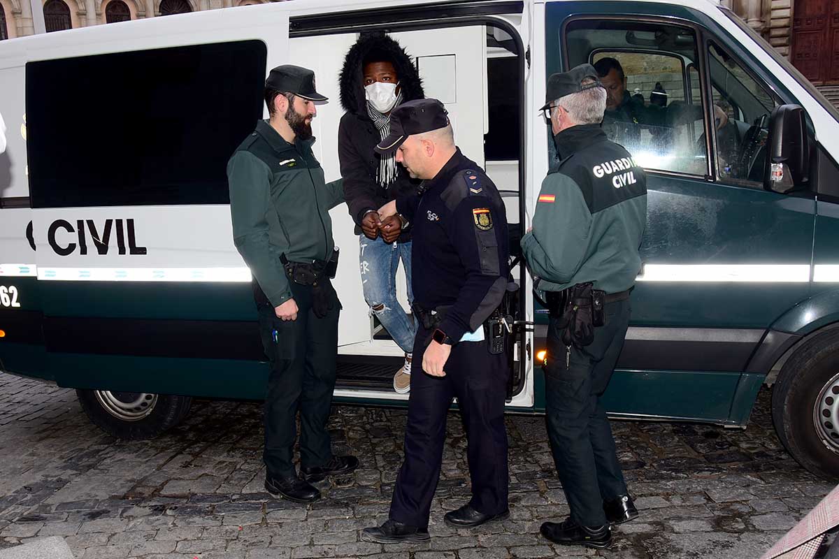 Uno de los acusados, a la entrada del juicio que finalmente se ha aplazado. Foto: Rebeca Arango.