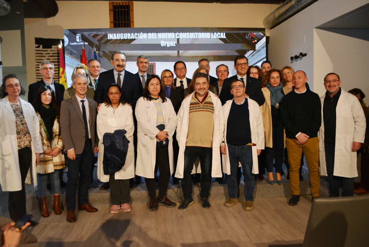 Foto de familia tras la inauguración del nuevo consultorio médico de Orgaz.