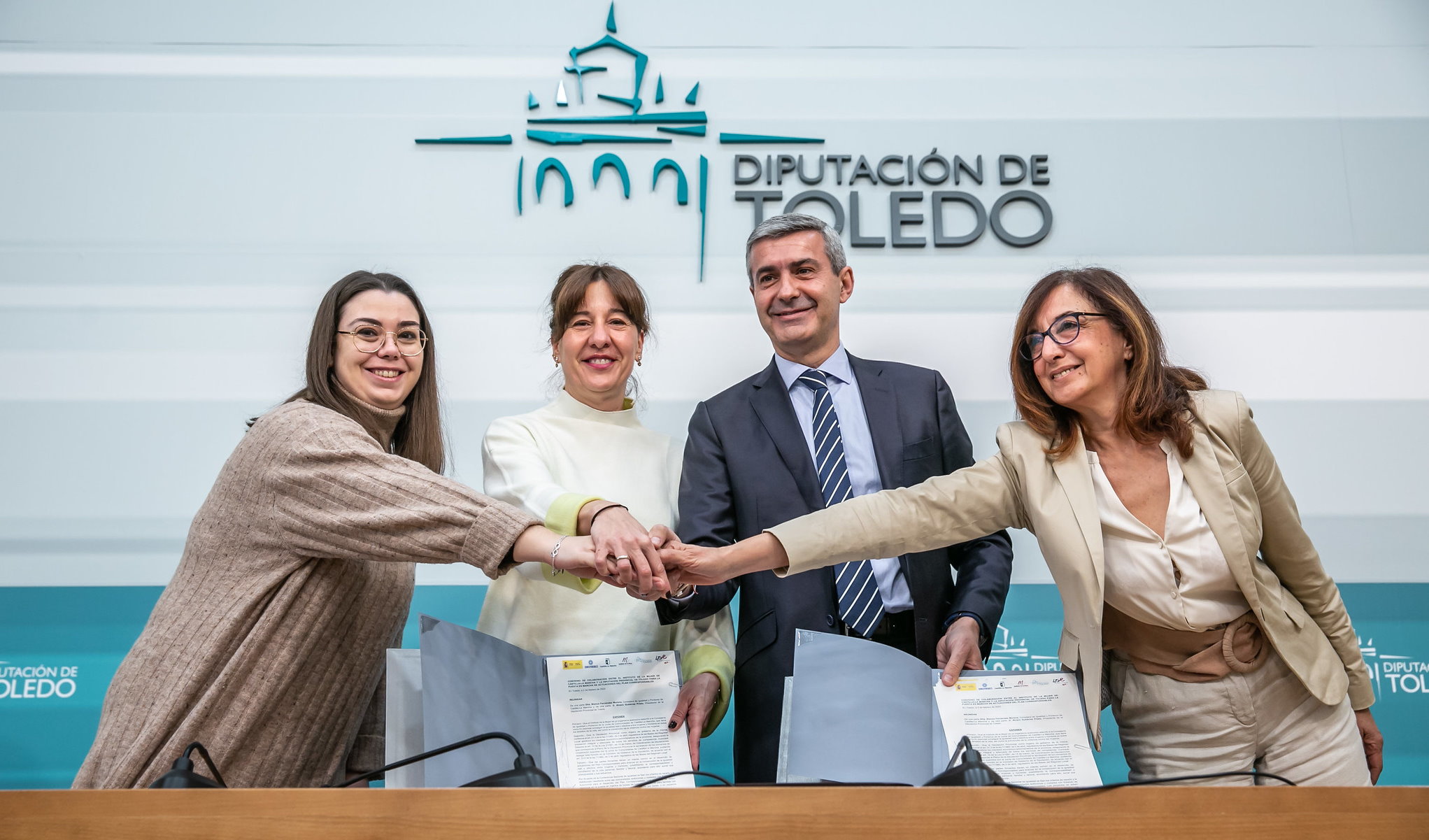 Blanca Fernández y Álvaro Gutiérrez, en el centro de la imagen, durante la firma del plan.