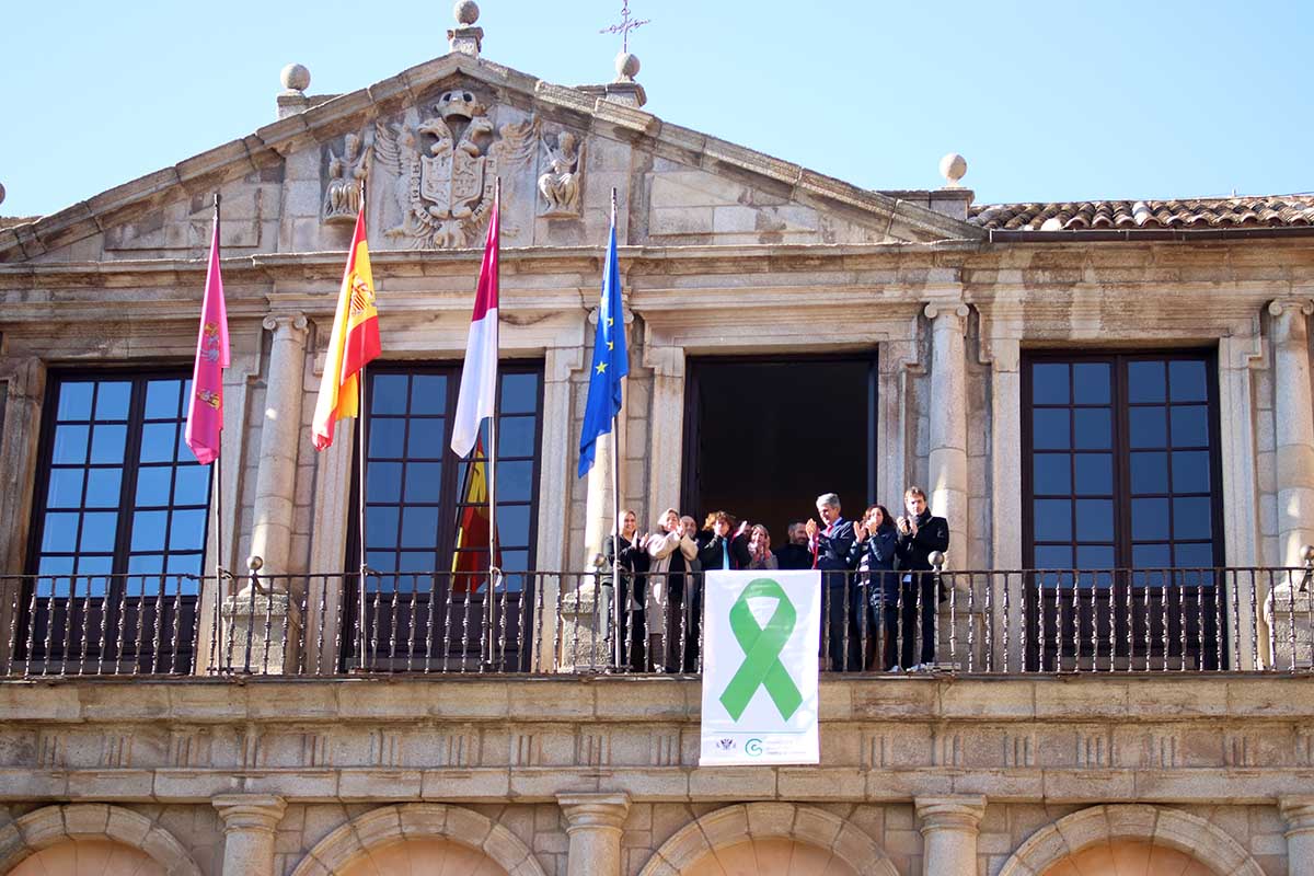 Lazo verde lucha contra el cáncer en el Ayuntamiento de Toledo