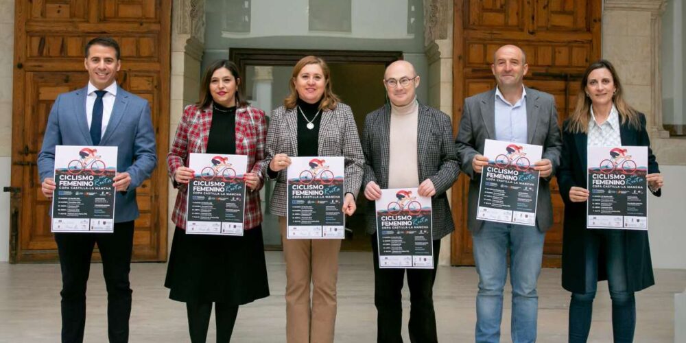 Foto de familia en la presentación de la Copa regional de ciclismo femenino.