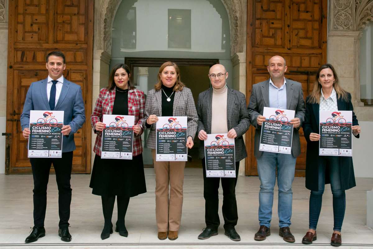 Foto de familia en la presentación de la Copa regional de ciclismo femenino.