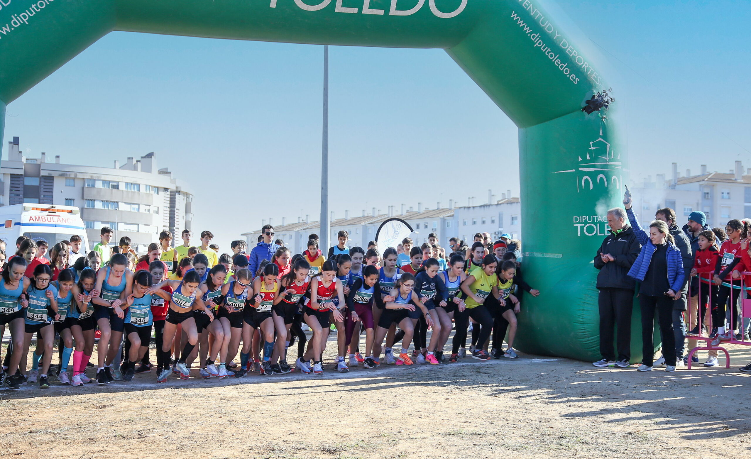 Milagros Tolón, alcaldesa de Toledo, dando la salida a una de las pruebas de cross que se han celebrado.